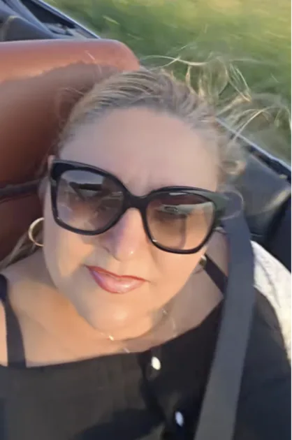Diana Șoșoacă, filmări din Dobrogea la volanul unei decapotabile: „Asta-i o mașină rusească, da?”