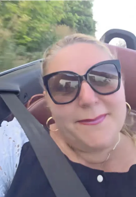 Diana Șoșoacă, filmări din Dobrogea la volanul unei decapotabile: „Asta-i o mașină rusească, da?”