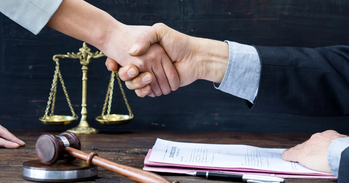 Prima zi de concediu medical rămâne neplătită: ce cere Cartel Alfa Avocatului Poporului, după OUG 91/2025