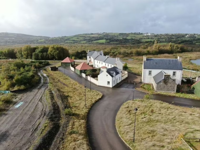 Satul cu aproape 300 de case noi din Țara Galilor, rămas gol: ce a blocat proiectul susținut de Regele Charles